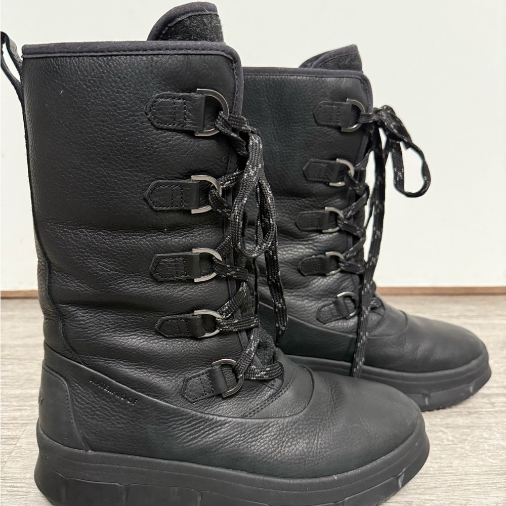 Sperry Women's Lace Up Black Boots w/ fuzzy insides - Picture 3 of 4